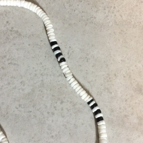 Striped white Puka shell necklace - Picture 6 of 8